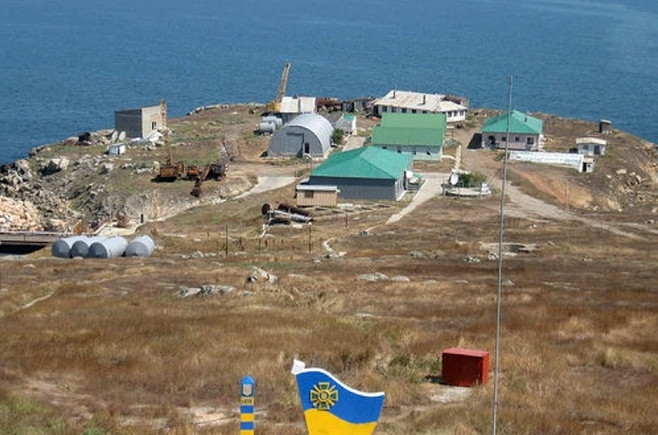 Đảo Rắn tuy nhỏ, nhưng giữ một vị trí chiến lược quan trọng đối với Nga và Ukraine. Sau khi xung đột giữa Nga và Ukraine bùng nổ, chỉ trong 3 tháng, đã diễn ra hai trận tấn công và phòng thủ ác liệt. Vậy, tại sao cả Nga và Ukraine đều phải tốn nhiều xương máu quanh Đảo Rắn?