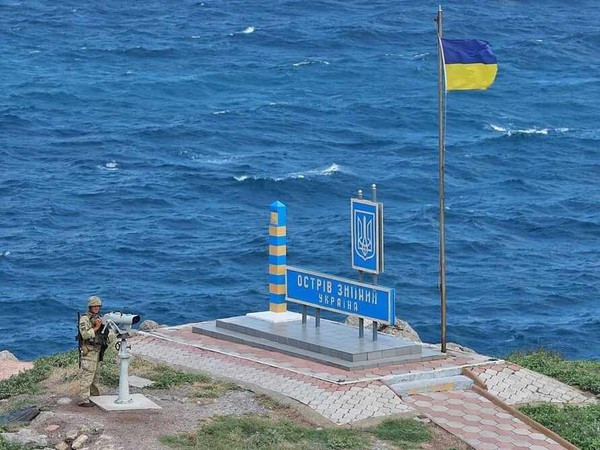 Nếu Ukraine phát huy vai trò đảo tiền tiêu, với sự hỗ trợ của hải quân, sẽ không bị quân đội Nga phong tỏa tới các cảng của Ukraine trên bờ Biển Đen. Vì Đảo Rắn có giá trị chiến lược lớn đối với cả Nga và Ukraine, nên đã trở thành một trong những tâm điểm tranh chấp giữa Nga và Ukraine.