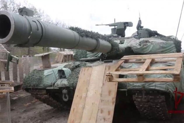 Trong những ngày qua, trên chiến trường Ukraine, loại xe tăng chiến đấu chủ lực T-90M Proryv của Nga lần đầu tiên được nhìn thấy khi thực hiện các nhiệm vụ chiến đấu, khi được khoác một lớp ngụy trang đặc biệt.