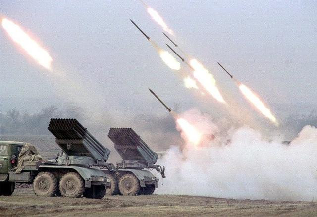 Quân đội Nga ở khu vực Donbass đã chiến đấu trong hơn 2 tháng và chiều sâu tiến công chỉ được hơn 20 km; như vậy tốc độ tiến quân trung bình khoảng vài trăm mét một ngày. Những trận đánh kết hợp giữa pháo bầy và tăng-thiết giáp, trở thành cuộc chiến tiêu hao ác liệt.