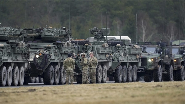 Tất nhiên ngoài Mỹ, các quốc gia châu Âu viện trợ vũ khí cho quân đội Ukraine cũng “không quá lạc quan”. Cách đây vài ngày, có thông tin cho rằng, do thiếu pháo hạng nặng của Anh, người Anh đã phải mua một lô pháo cũ từ Pakistan và gửi cho quân đội Ukraine.