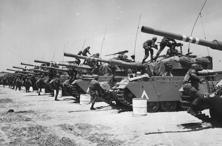 Trước khi Chiến tranh Trung Đông lần thứ tư bùng nổ vào năm 1973, quân đội Israel ước tính rằng, một khẩu pháo lựu 155mm sẽ tiêu hao khoảng 400 viên đạn trong khoảng 5 ngày trong suốt cuộc chiến. Nhưng trong Chiến tranh Trung Đông lần thứ tư, mức tiêu thụ thực tế của một khẩu pháo, là có thể bắn 400 viên đạn trong 24 giờ.