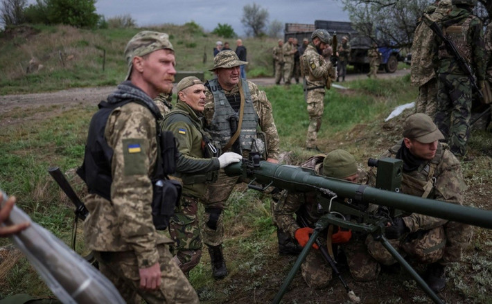 Tại phía bắc sông Dnepr, Quân đội Ukraine liên tục phát động các cuộc tấn công vào các khu vực mà Quân đội Nga được phòng thủ yếu, buộc Quân đội Nga phải chuyển sang tuyến phòng thủ thứ hai.