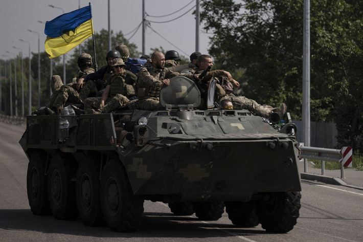 Nhưng người ta vẫn nghi ngờ rằng, liệu Quân đội Ukraine, vốn thiếu xe tăng và các trang thiết bị hạng nặng khác, có khả năng dám tiến vào các trận địa phòng ngự kiên cố của Quân đội Nga, trên một địa hình bình nguyên bằng phẳng, khi quân Nga được hỏa lực mặt đất, trên không hỗ trợ tối đa?