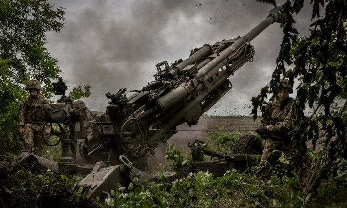 Khi mới xuất hiện trên chiến trường Ukraine, pháo M777 được truyền thông Ukraine và phương Tây tung hô lên tận mây xanh, cho rằng đây là vũ khí thay đổi cục diện chiến trường, dễ dàng chế áp pháo binh “cổ lỗ” của Quân đội Nga.