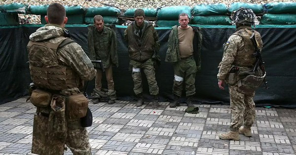 Trước đó, Bộ Quốc phòng Anh cũng tuyên bố rằng, tất cả những ai liên quan đến vụ tra tấn tù binh Nga sẽ phải chịu trách nhiệm; đây là vấn đề nhân đạo.