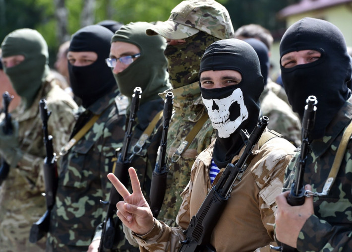 Hiện Quân đội Ukraine và lực lượng dân quân cực hữu phòng ngự trong thành phố Mariupol, đang lâm vào tình thế vô vọng, khi liên lạc với trên bị cắt đứt, không có lực lượng tiếp viện; do vậy có thể Mariupol có thể bị dân quân chiếm trong vài ngày tới.