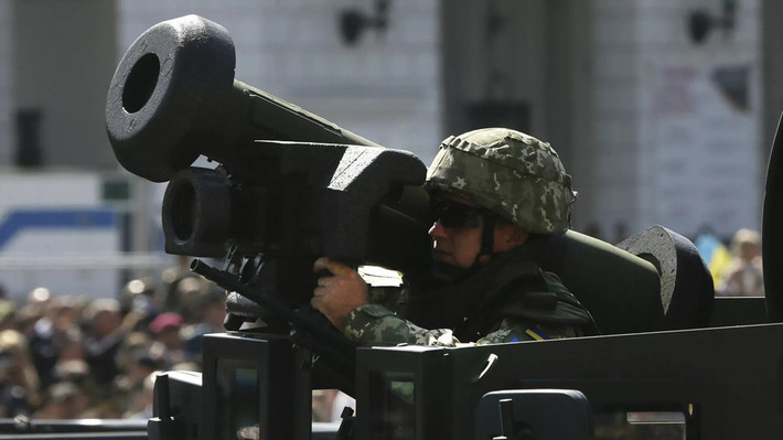 Hiện Quân đội Ukraine đang tích cực đưa vũ khí hạng nặng vào chiến đấu, bao gồm xe tăng, pháo và những loại vũ khí do phương Tây viện trợ. Bằng chứng là các tổ hợp chống tăng NLAW của Anh và Javelin của Mỹ, được dân quân thu giữ làm chiến lợi phẩm.