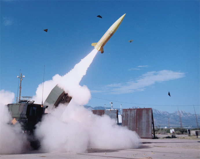 Nhưng sau đó, Mỹ vẫn quyết định chuyển tổ hợp HIMARS cho Ukraine. Điều này đã được nói trong một cuộc họp báo qua truyền hình tại Nhà Trắng: “Các hệ thống HIMARS sẽ được Ukraine sử dụng, để đẩy lùi bước tiến của quân đội Nga trên lãnh thổ Ukraine và sẽ không được sử dụng để tấn công các mục tiêu trên lãnh thổ Nga”.