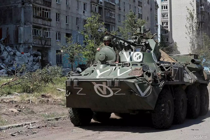 Nhiều video cho thấy, quân Vệ binh Chechnya đi lại trong trung tâm thành phố Sieverodonetsk cũng chứng minh điều đó. Các phương tiện truyền thông Nga cho biết, Quân đội Nga đã kiểm soát 80% thành phố. Tại sao Quân đội Nga tiến bộ nhanh như vậy?