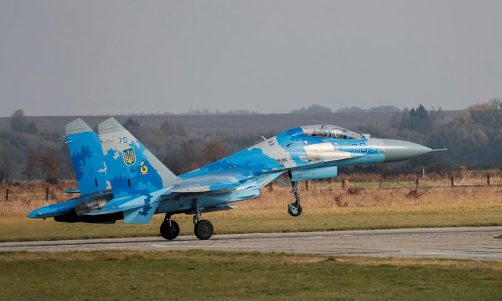 Thứ nhất, Su-27S Flanker được nhiều người đánh giá là máy bay chiến đấu có khả năng nhất được sử dụng trong thời kỳ Chiến tranh Lạnh. Máy bay bắt đầu được đưa vào hoạt động từ năm 1985, đã góp phần bổ sung thêm sức mạnh cho lực lượng không quân tinh nhuệ của Liên Xô.