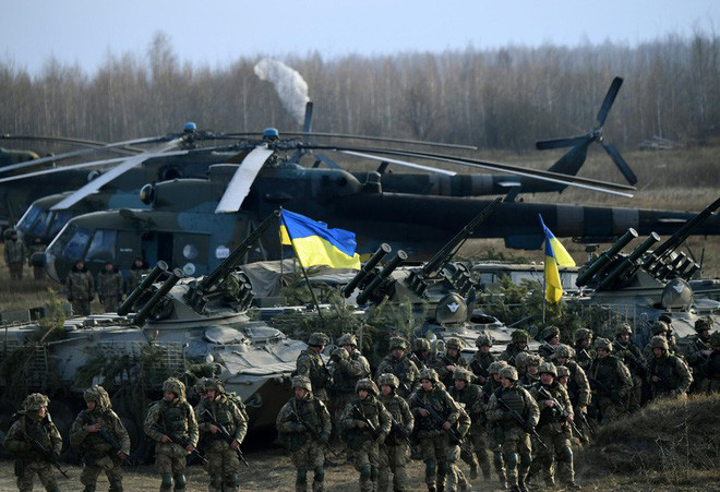 Quân đội Ukraine được thừa hưởng một kho vũ khí khổng lồ từ Liên Xô bao gồm hàng nghìn máy bay chiến đấu, hai hàng không mẫu hạm lớn nhất thế giới đang đóng dở và kho vũ khí hạt nhân lớn thứ ba thế giới.