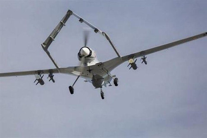 Do không được trang bị hệ thống liên lạc vệ tinh, nên bán kính chiến đấu tối đa của UAV TB-2 chỉ là 150 km, nhưng với sự hỗ trợ của trạm chuyển tiếp thông tin liên lạc gần tiền tuyến, nó có thể vươn xa thêm 100 km.