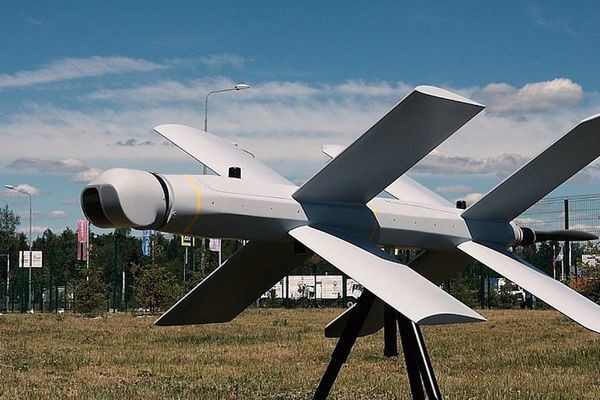 Theo bán kính tác chiến tối đa của UAV tự sát Lancet là 40 km, thì trạm chuyển tiếp liên lạc cho UAV TB2 vừa bị phá hủy, đã được Quân đội Ukraine triển khai không xa chiến tuyến.