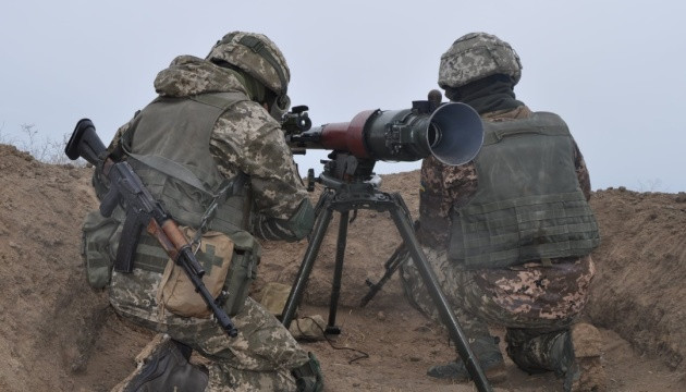 Quân đội Ukraine đã tiến hành nhiều cuộc pháo kích vào lãnh thổ của hai nước cộng hòa tự xưng; đồng thời đưa lực lượng trinh sát và biệt kích xâm nhập vào khu vực của các nước cộng hòa tự xưng.