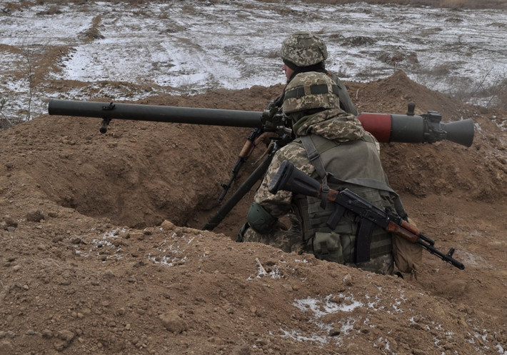 Ngoài ra, Quân đội Ukraine cũng đang chuẩn bị tung các nhóm biệt kích vào hậu phương của DPR; hiện tại các vị trí của chúng tôi chỉ cách các vị trí của đóng quân của Quân đội Ukraine một km”; hết lời dẫn.