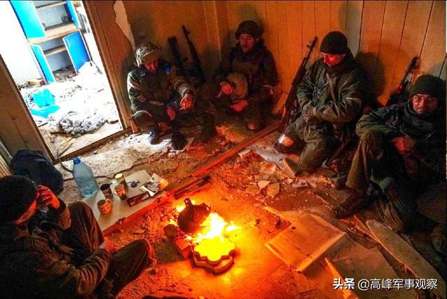Một điều cần chú ý nữa đó là, vào tối ngày 10/4, chỉ huy thứ hai của Tiểu đoàn Azov ở Mariupol, đã đăng một video lên mạng xã hội và gần đây là bức tâm thư kêu ca rằng, những người của đơn vị anh ta, bị mắc kẹt trong Nhà máy thép Azovstal ở Mariupol, đã bị các quan chức cấp cao Ukraine bị bỏ rơi hoàn toàn.