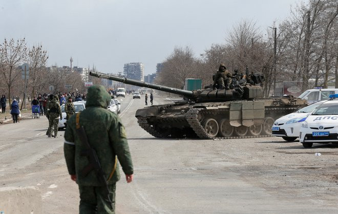 Tuy nhiên, phía Ukraine đã từ chối yêu cầu của Nga. Vào sáng sớm ngày 21/3, truyền thông Ukraine đưa tin, Phó Thủ tướng Ukraine Velesuk trong một cuộc phỏng vấn cho biết, các binh sĩ Ukraine ở Mariupol sẽ không hạ vũ khí và sẽ không sơ tán khỏi thành phố và việc này đã thông báo cho phía Nga.