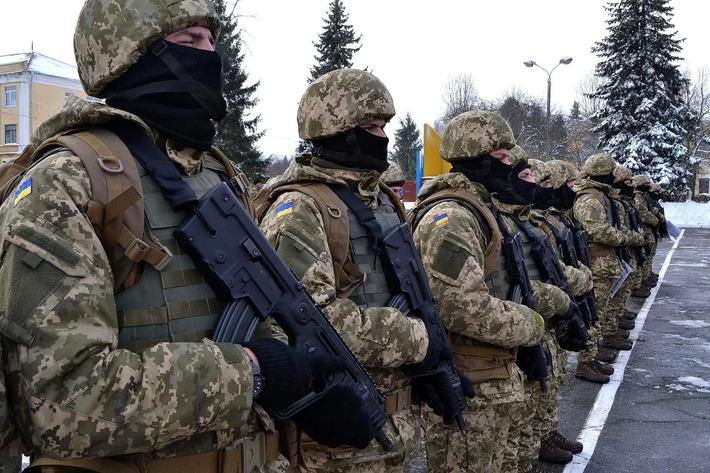 Lợi thế của Quân đội Nga tại đây, đó là vị trí phòng thủ của Quân đội Ukraine trên hướng Nikolayev rất yếu, kém xa so với vị trí Quân đội Ukraine đã xây dựng ở Donbass trong 8 năm. Nếu Quân đội Nga tập hợp quân chủ lực trong một tháng, có thể tiến nhanh đến được Nikolayev.