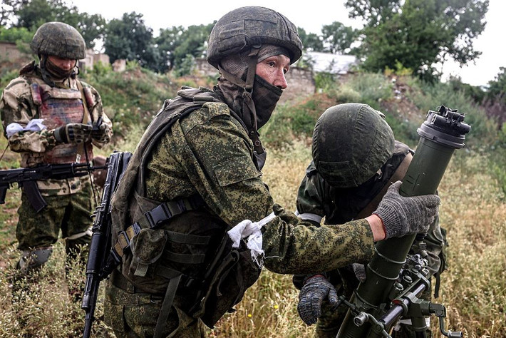 Sau đó, Quân đội Nga bắt đầu tập trung tấn công Slavyansk từ hướng Izyum, nhưng đã bị chặn trên tuyến phòng ngự Artemsk, và tiến độ tiến quân tương đối chậm. Giờ đây, hướng tấn công của Quân đội Nga đã chuyển sang Kherson; đây sẽ là một trận đánh quan trọng đối với cả hai bên.