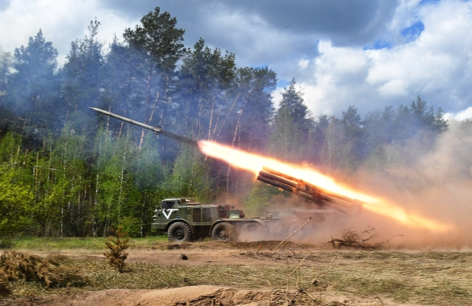 Cuộc xung đột Nga-Ukraine đã bước sang tháng thứ 7, hiện cả Nga và Ukraine ngày nay đang tăng tốc vận chuyển vũ khí, khí tài ra tiền tuyến, quân đội Nga thậm chí còn tung ra một số lượng lớn vũ khí hạng nặng từ thời Liên Xô.