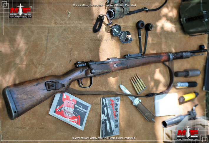 Súng trường 98k là phiên bản cải tiến của khẩu Gewehr 98, được sử dụng trong thế chiến 1, nhưng có chiều dài ngắn hơn; súng nặng 3,72kg, sử sụng băng đạn vòng bên trong và tầm bắn hiệu quả là 500 mét; mặc dù có mức chính xác, tầm bắn xa, tuy nhiên tốc độ bắn chậm.