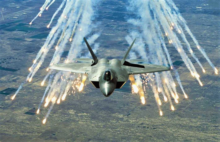 Trước đó, tiêm kích tàng hình F-22 của Mỹ cũng đã từng thực chiến; vào năm 2014, máy bay chiến đấu tàng hình thế hệ thứ 5 F-22 của Mỹ mang bom dẫn đường chính xác đường kính nhỏ, tiến hành không kích tổ chức khủng bố Nhà nước Hồi giáo IS tại Syria.