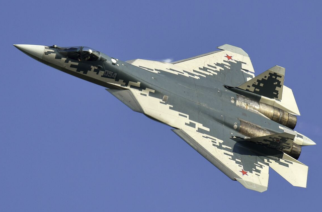 Là máy bay chiến đấu mạnh nhất của Nga, Su-57 có khả năng hoạt động tuyệt vời; máy bay có tính năng tàng hình trước màn hình radar đối phương, tốc độ bay hành trình siêu âm đến 1.450km / h, tải trọng chiến đấu lên tới 6 tấn.