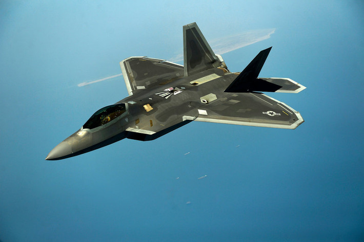 Tuy nhiên, các chuyên gia cho rằng, kinh nghiệm thực chiến của F-22 của Mỹ không có giá trị, vì tổ chức khủng bố Nhà nước Hồi giáo IS tại Syria không có lực lượng phòng không, khác hẳn với việc Nga điều động 4 chiếc Su-57 truy quét hệ thống phòng không Ukraine.