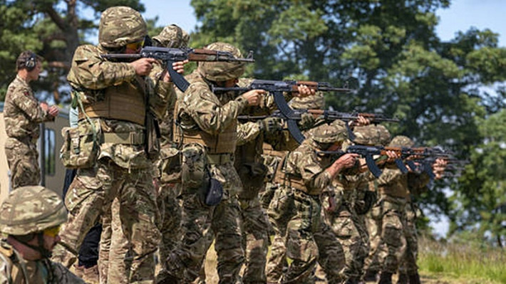 Hãng thông tấn Reuter cho biết, Thụy Điển và Anh đã tuyên bố cử chuyên gia quân sự tới Ukraine để giúp huấn luyện binh sĩ Ukraine. Tuy nhiên, các cố vấn quân sự Thụy Điển sẽ không huấn luyện quân nhân chuyên nghiệp, mà là thường dân Ukraine.