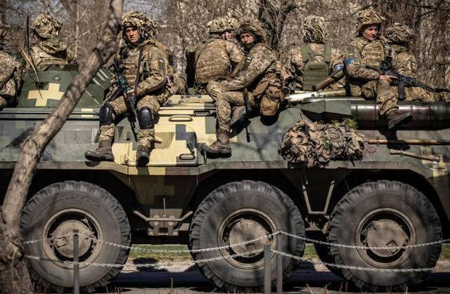 Trong quá khứ, Nga và Ukraine chủ yếu tiến hành các hoạt động quân sự xung quanh khu vực Donetsk, nhưng mới đây, Kiev tuyên bố đã phát hiện ra quân đội Nga đang di chuyển đến Kherson và Zaporozhye; như vậy các chiến trường đã lan rộng khắp Ukraine.