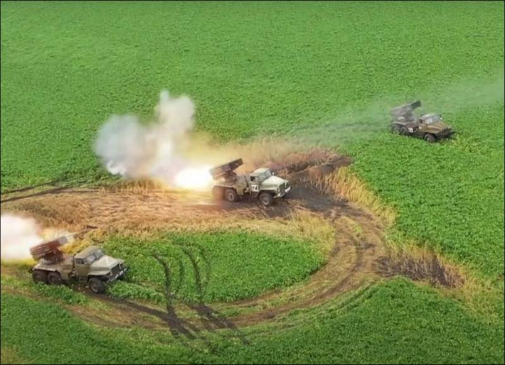 Tình hình ngày càng trở nên bất lợi cho Ukraine, khi mùa thu đã đến và Liên minh châu Âu đang lo lắng về việc nhập khẩu khí đốt nhiều hơn từ Nga. EU thậm chí đã âm thầm dỡ bỏ các hạn chế gần đây, cho phép các công ty châu Âu tiếp tục mua dầu của Nga.
