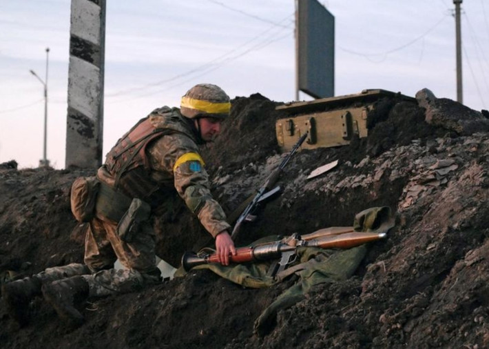 Một dấu hiệu rõ ràng khác là một số lữ đoàn chiến đấu của Ukraine gần đây, đã chống lệnh cấp trên tham gia chiến đấu; do thiếu tiếp tế và tiêu hao nhân lực nghiêm trọng.