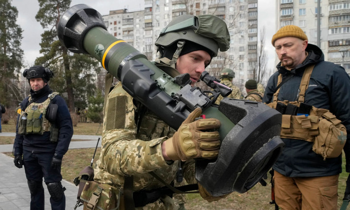 Trong khi đó Quân đội Anh dự định đào tạo 10.000 binh sĩ Ukraine trong khoảng 4 tháng; nhưng nếu các cố vấn quân sự phương Tây đào tạo dân thường, thì thời gian 4 tháng là quá ngắn ngủi.