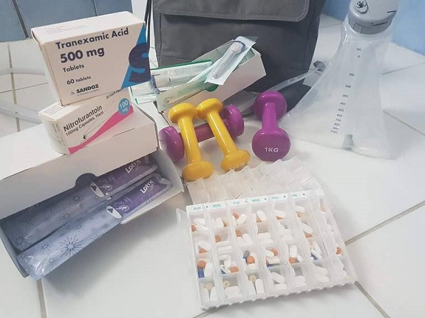 Căn bệnh khiến sức khỏe tổng thể của Rebecca ảnh hưởng nghiêm trọng. Có lần 2 quả thận bị tách rời và sa xuống bụng do các mô liên kết bị kéo và chảy.