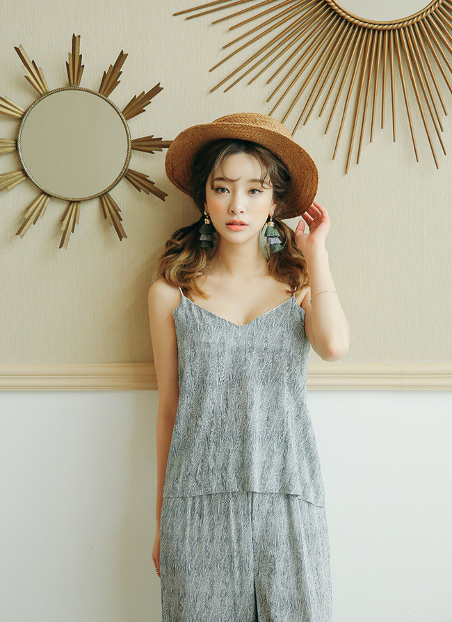 Những người khuôn mặt dài nên tránh mũ vành nhỏ, nông. Nguồn: 2Sao