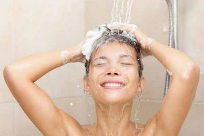 Tắm trước khi bơi. Nếu bạn không tắm trước khi bơi thì bể bơi sẽ trở thành một bồn tắm khổng lồ chung cho tất cả mọi người. Ảnh: Healthplus.