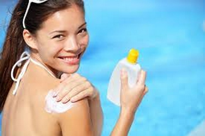Thoa kem chống nắng trước khi bơi. Đừng quên khâu này khi đó là bể bơi ngoài trời. Kem chống nắng giúp làn da không bị đen sạm và loại trừ ung thư da. Bạn cũng nên chọn kem chống nắng có chỉ số SPF trên 30 và loại không thấm nước.Ảnh: Emdep.