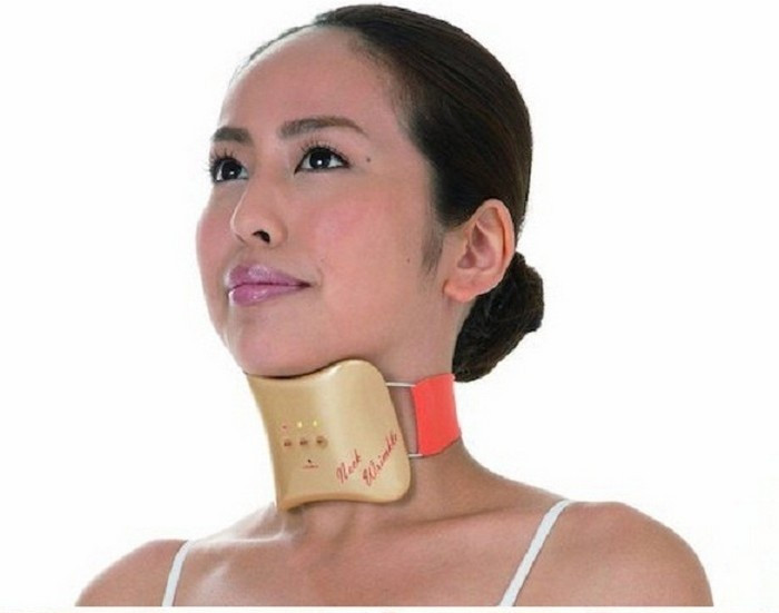 Dụng cụ chống lão hóa cổ. Để đánh giá vẻ đẹp hiện đại và quyến rũ thì không thể kể đến một chiếc cổ thon dài với làn da mịn màng, săn chắc nhưng đây cũng là nơi dễ xuất hiện tình trạng lão hóa và các nếp nhăn đáng ghét làm giảm sự hấp dẫn của phái đẹp. Ảnh: Rocketnews.