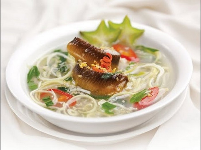 Lươn được sơ chế làm sạch hết chất nhớt và thái khúc rồi ướp cùng hạt nêm, đường, nước mắm. Bồn bồn rửa sạch thái khúc vừa ăn. Đun một nồi nước sôi và thả lươn và cà chua vào. Sau đó nêm gia vị vừa ăn. Khi lươn đã chín cho bồn bồn đun thêm 3 phút và cho rau mùi vào rồi tắt bếp. Ảnh: cakholangvudai.