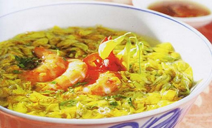Me chín lọc bỏ hạt lấy nước cốt me. Thêm nước vào nồi rồi cho nước cốt me vào nấu sôi, nêm nếm với 1 thìa gia vị và đường sao cho nước canh có vị chua ngọt hài hoà. Canh sôi thả tôm đã ướp ở trên vào nấu chín tôm. Cuối cùng là thả bông điên điển và rau ngổ vào sôi tắt bếp. Ảnh: Phunutoday.