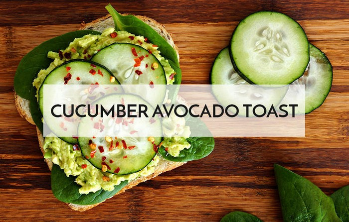 Bánh mì dưa chuột bơ. Mùa hè là mùa của quả bơ, vậy tại sao bạn không tận dụng loại siêu thực phẩm này. Nướng một chút bánh mì phết thịt quả bơ và thêm vài lát dưa chuột đã hoàn thành một bữa sáng tuyệt vời.