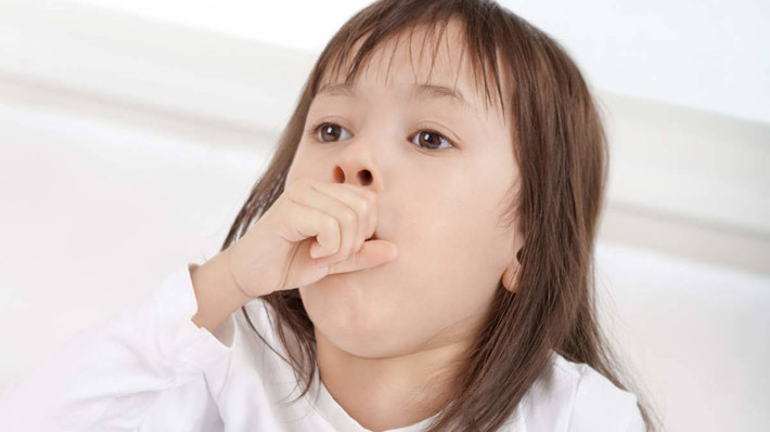 Trị ho cho trẻ nhỏ: Củ cải trắng thái thành từng miếng mỏng ngâm vào nước đường đặc, đậy nắp và để trong vài ngày. Mỗi khi trẻ ho, lấy một thìa nhỏ nước củ cải pha thêm nước nóng cho trẻ uống, ngừng dùng khi trẻ hết ho Ảnh: bibomart.