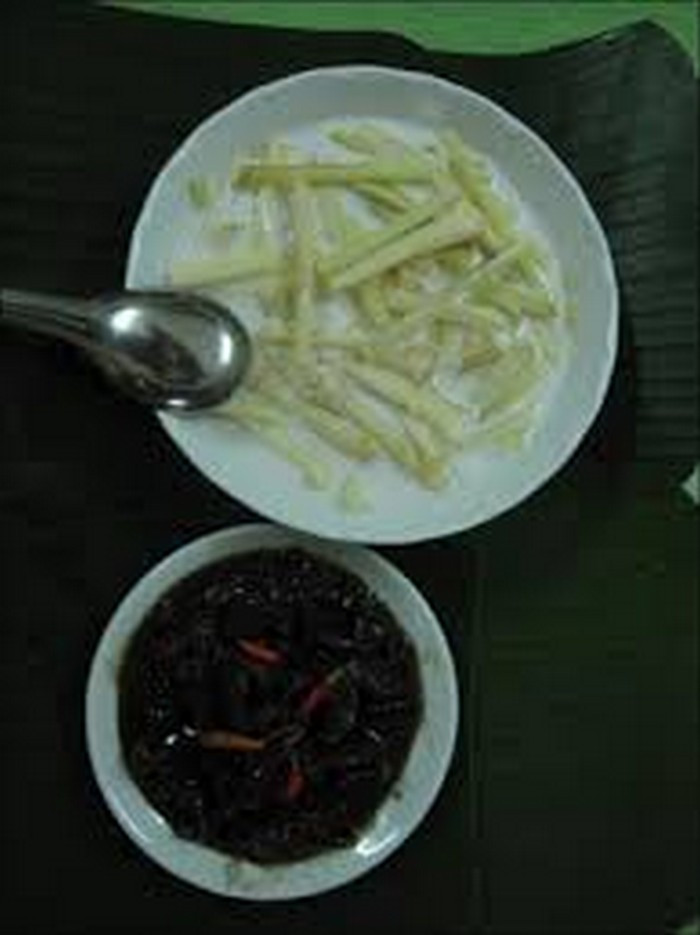 Tắt lửa, nêm nếm cho vừa khẩu vị. Sau cùng, đổ nước cốt dừa đậm đặc vào, đảo đều, nhắc xuống. Gắp một miếng bồn bồn nấu canh dừa nhai chậm rãi, sau đó húp một muỗng canh… Vị ngọt, béo của nước cốt dừa hòa lẫn vị giòn tan của bồn bồn thật là đưa cơm. Ảnh: Anthingfood.
