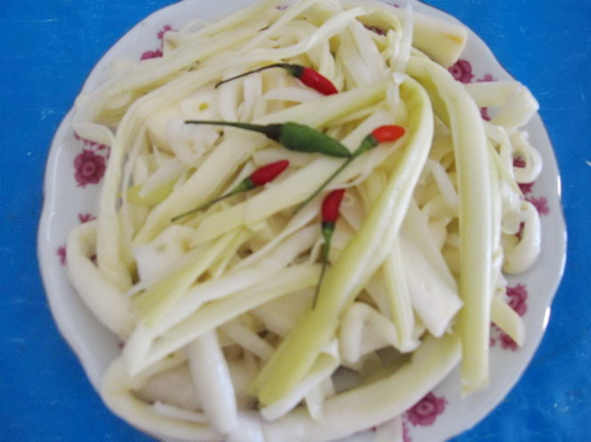 Canh bồn bồn nấu dừa. Bồn bồn lựa phần non trắng rửa sạch. Phần gốc cắt khúc chẻ đôi, phần thân và lá cắt khúc vừa đũa gắp. Nạo cùi dừa và xay một ít để lấy nước cốt dừa. Cho phần gốc bồn bồn vào nồi. Cho cùi dừa nạo vào ngập xâm xấp bồn bồn, nấu sôi vừa chín tới. Kế đến, cho phần thân, lá bồn bồn vào nấu chín. Ảnh: Tuoitre.