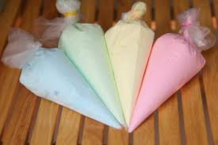Sữa chua túi là món ăn ngon và rất tiện dụng để bạn có thể thưởng thức ở bất cứ đâu, có giá thành rất rẻ. Thậm chí các hãng sữa cũng bắt kịp xu hướng này và cho ra rất nhiều sản phẩm sữa chua túi phục vụ người dùng. Ảnh: Niemdamme.