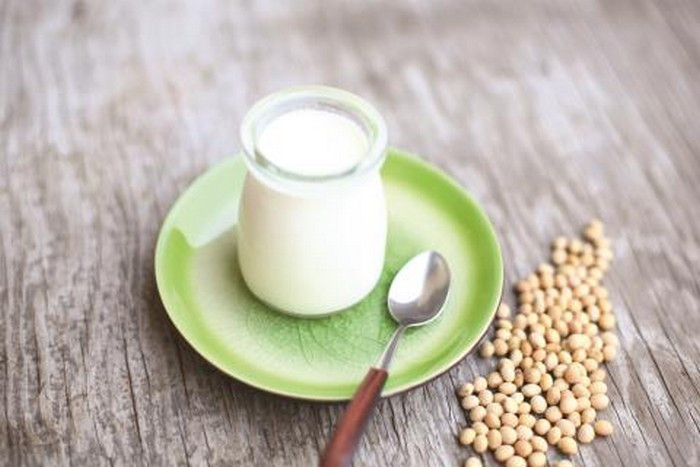 Đồng thời, giá trị dinh dưỡng của sữa chua đậu nành cũng tương tự sữa chua từ sữa bò, ngoại trừ hàm lượng axit béo bão hòa trong sữa chua đậu nành thấp hơn rất thích hợp cho những người muốn giảm cân. Ảnh: 9monngon.