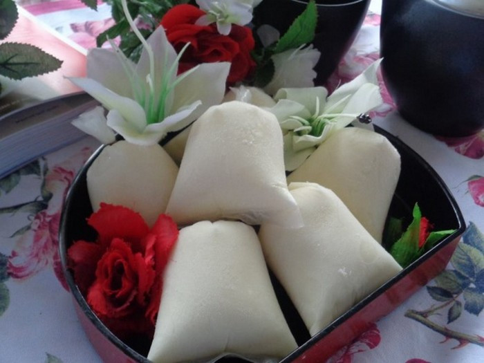 Sữa chua túi. Món sữa chua túi mút thơm ngon, luôn gợi nhớ về một thời tuổi thơ êm đềm của mỗi người. Hiện nay nó đang quay trở lại, gây sốt cộng đồng mạng hơn bao giờ hết. Ảnh: Daycachnauan.