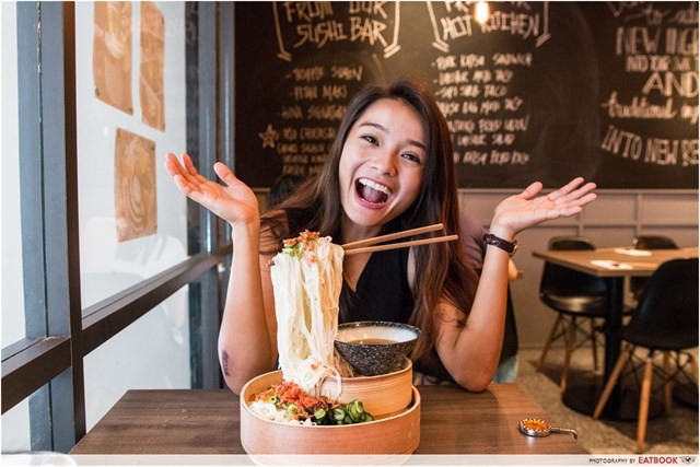 Khi thưởng thức, thực khách chỉ cần gắp sợi mì xuống, chấm vào nước sốt, cho vào chén của mình và tận hưởng hương vị của món ăn thôi. Ảnh: Zing