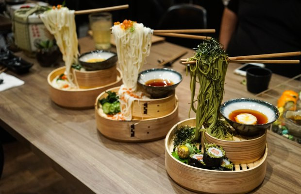 Để tạo ra sợi mì lơ lửng giữa không trung, người đầu bếp đã nghĩ ra cách cắm một chiếc cọc thẳng đứng ở giữa đĩa, tiếp đến là quấn những sợi mì xung quanh để che đi chiếc cọc và phần tiếp nối với đôi đũa, thế là chúng trông như đang lơ lửng giữa không trung vậy. Ảnh: http://danielfooddiary.com/